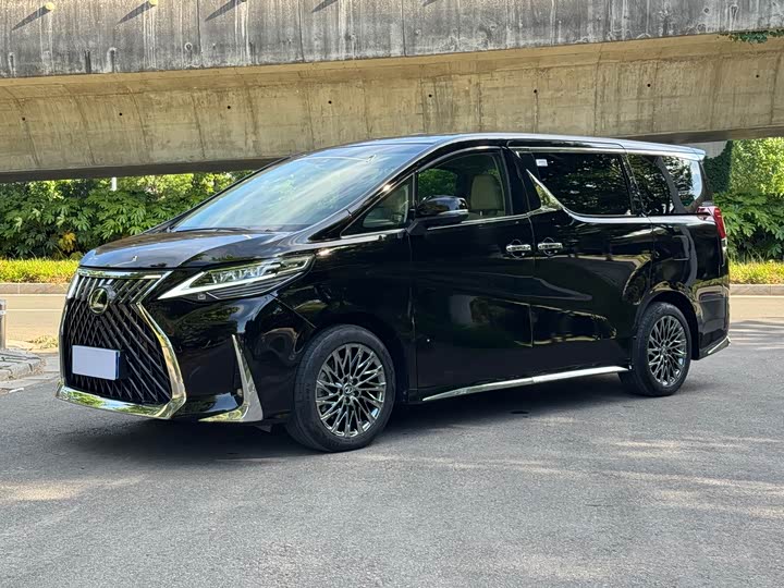 Toyota Vellfire — фото 1