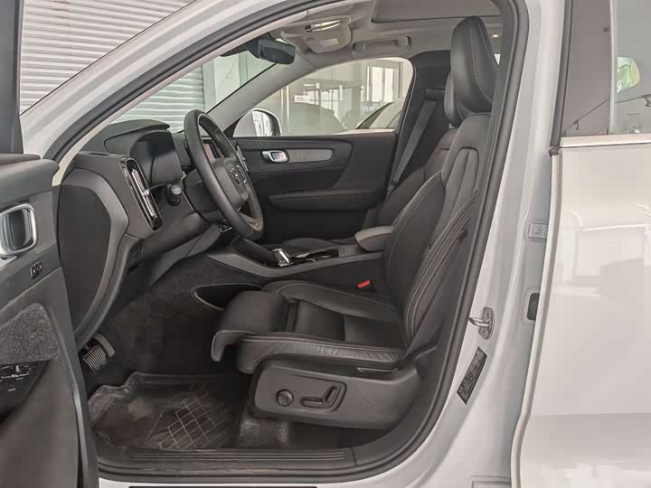 Volvo XC40 2025 B 4 WD — фото 10