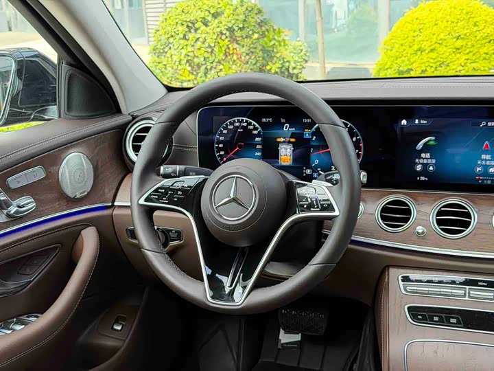 Mercedes-Benz E-Class 2023 E 300 L Luxury — фото 9