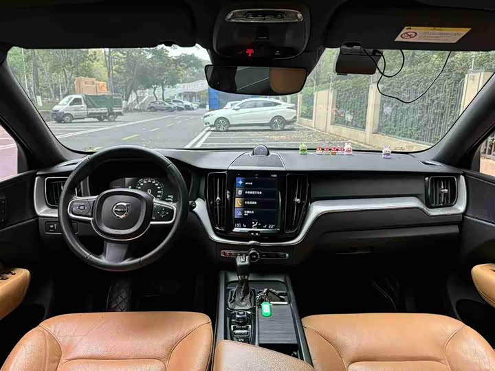 Volvo XC60 2018 T 5 4 WD — фото 9