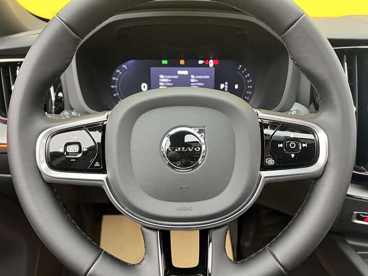 Volvo XC60 2026 B 5 4 WD — фото 9