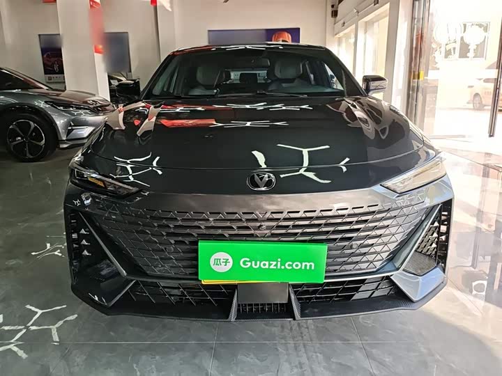 Changan UNI-V 2023 1.5 T Premium — фото 3