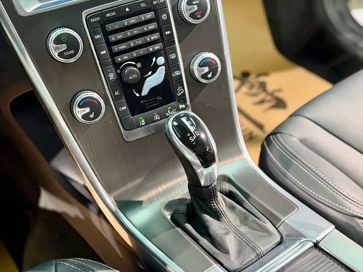 Volvo XC60 2015 T 5 AWD — фото 11