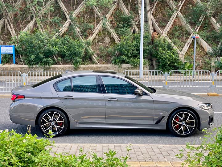 BMW 5-Series 2022 540i M — фото 4