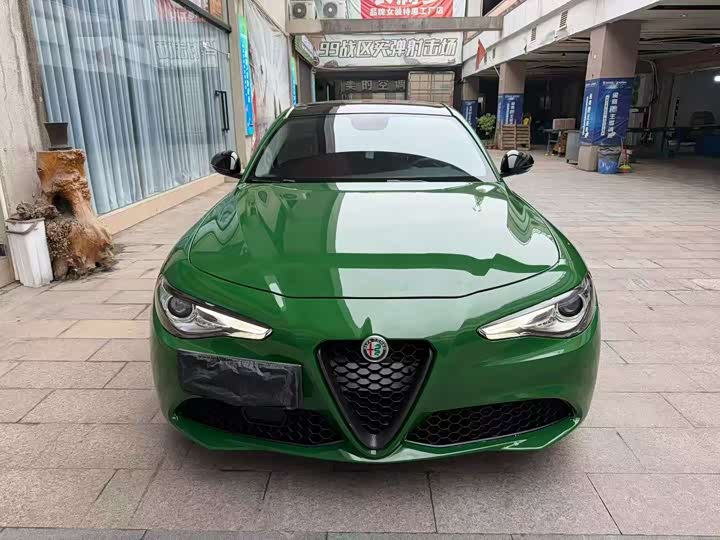 Alfa Romeo Giulia 2018 2.0 T 200 HP — фото 2