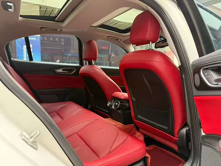 Alfa Romeo Giulia 2018 2.0 T 200 HP — фото 5