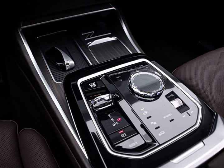 BMW 7-Series 2026 740 Li Leading M — фото 9