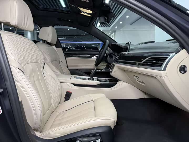 BMW 7-Series 2017 M 760 Li x Drive — фото 10