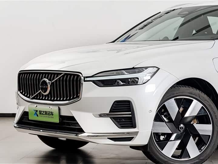 Volvo XC60 Hybrid 2025 Hybrid 4 WD — фото 3