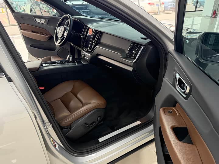 Volvo XC60 2022 B 5 4 WD — фото 7