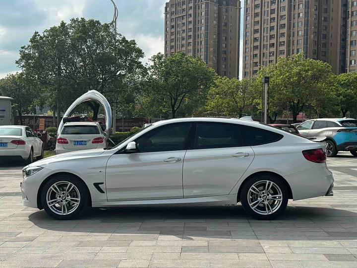 BMW 3-Series 2019 320i M — фото 7