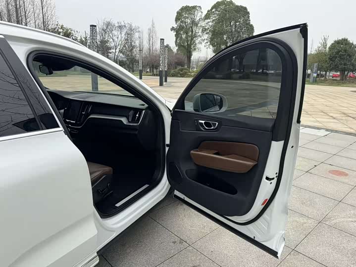 Volvo XC60 2021 T 5 4 WD — фото 25