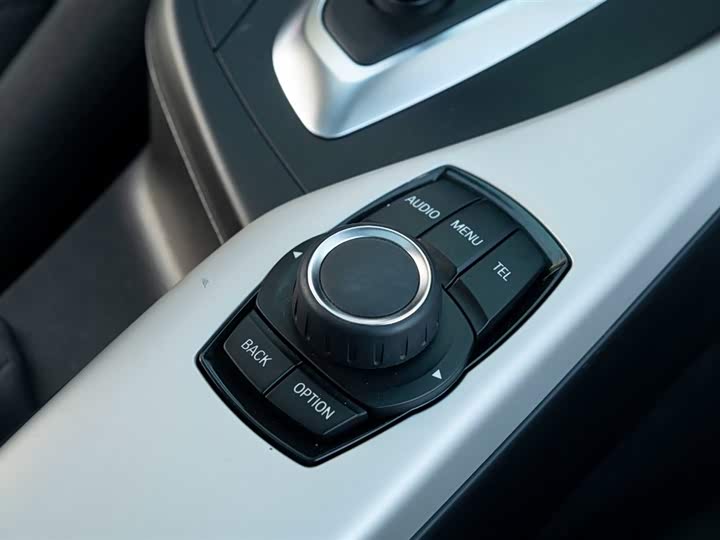 BMW 1-Series 2015 120i Leading — фото 28