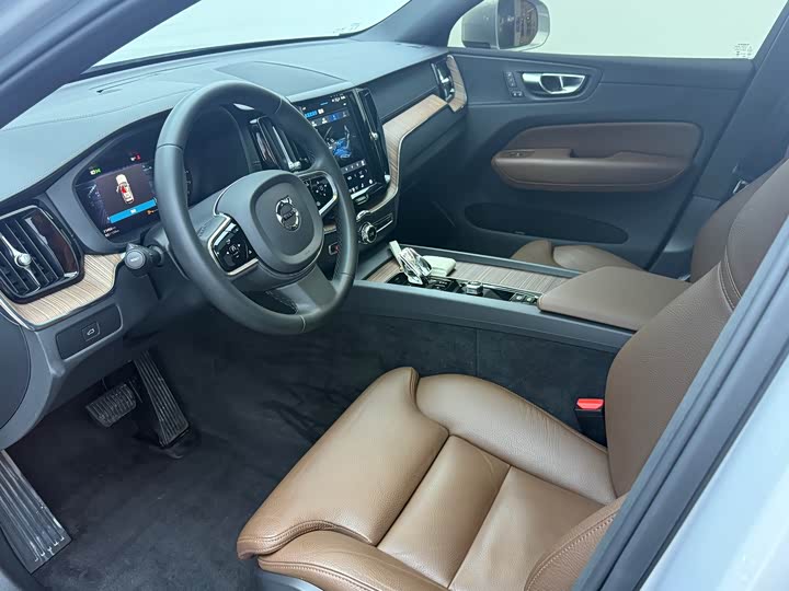 Volvo XC60 2023 B 5 4 WD — фото 10