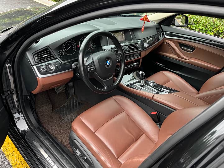 BMW 5 Series 520Li — фото 13