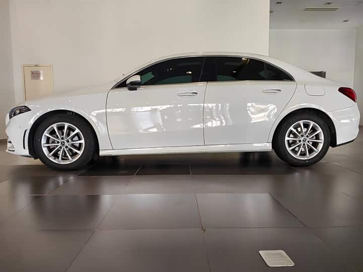 Mercedes-Benz A-Class 2022 A 200 L — фото 2