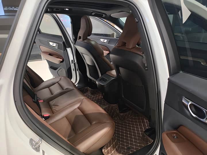 Volvo XC60 2023 B 5 4 WD — фото 12