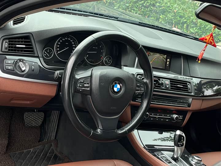 BMW 5 Series 520Li — фото 12