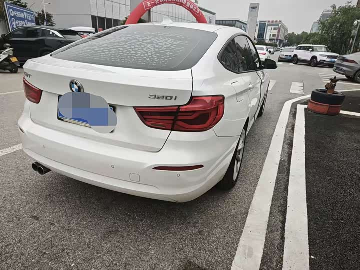 BMW 3-Series 2018 320i — фото 4