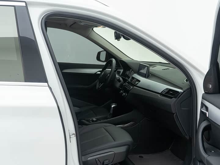 BMW X1 2019 s Drive 20 Li Leading — фото 10