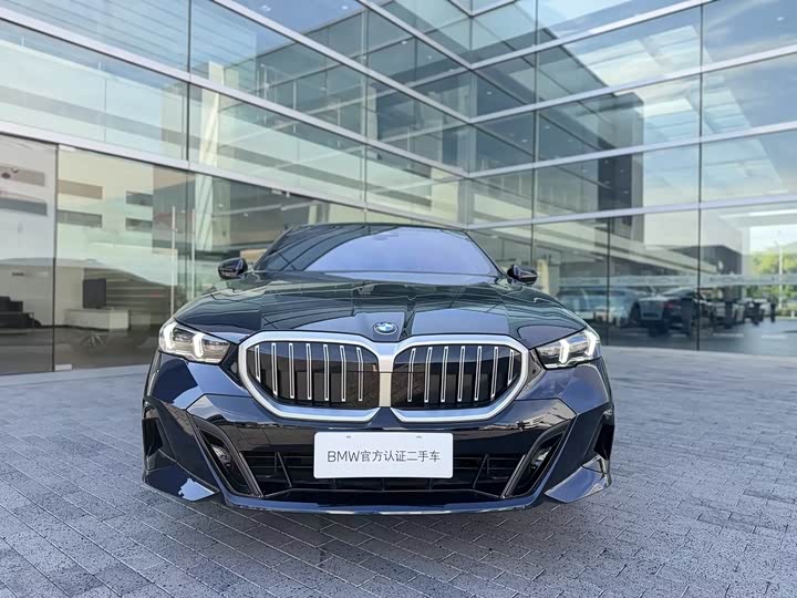 BMW 5-Series 2024 530i Leading M — фото 3