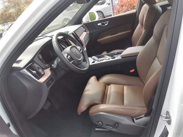 Volvo XC60 2025 B 5 4 WD — фото 15