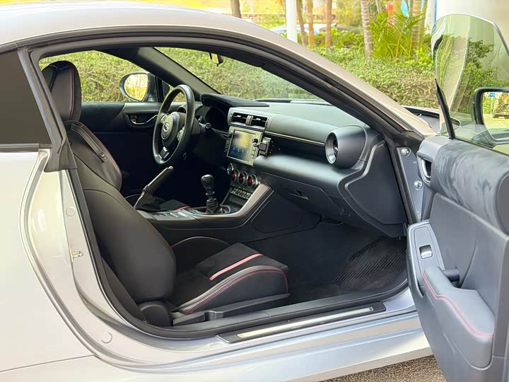 Subaru BRZ 2023 2.4 L MT 10 — фото 8