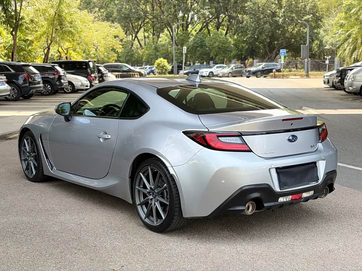 Subaru BRZ 2023 2.4 L MT 10 — фото 6
