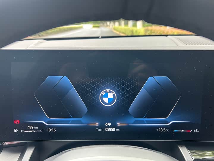 BMW 5-Series 2025 530 Li Leading M — фото 11