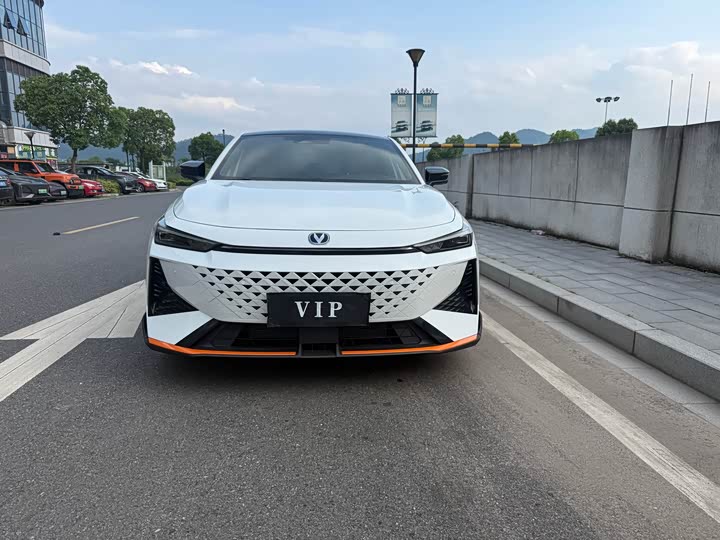 Changan UNI-V 2024 1.5 T Sport — фото 2