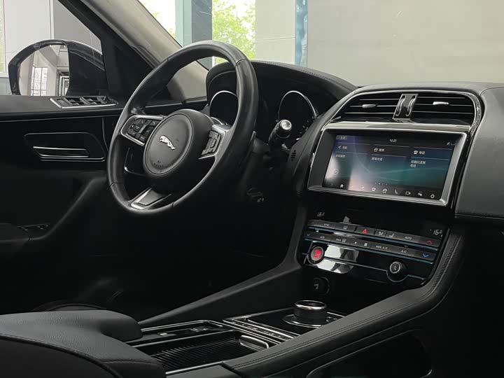 Jaguar F-PACE 2019 2.0 T 4 WD — фото 9