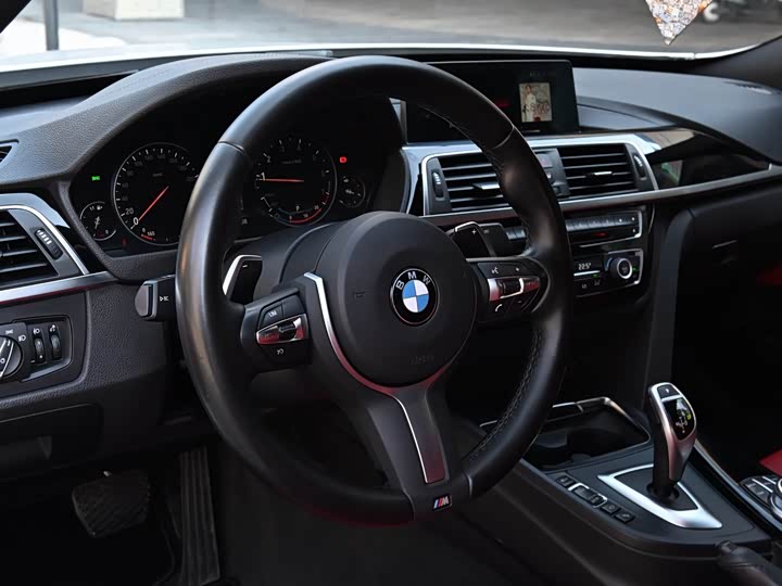BMW 3-Series 2020 320i M — фото 22