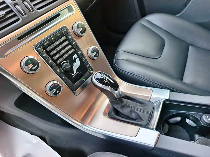 Volvo XC60 2015 T 5 — фото 6