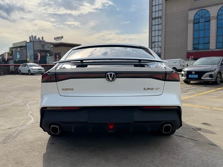 Changan UNI-V 2022 1.5 T Premium — фото 6