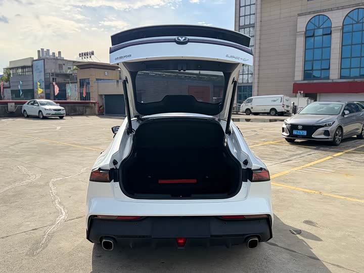 Changan UNI-V 2022 1.5 T Premium — фото 11