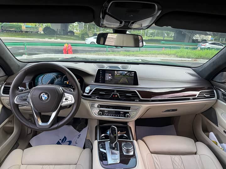 BMW 7 Series 750Li xDrive — фото 12