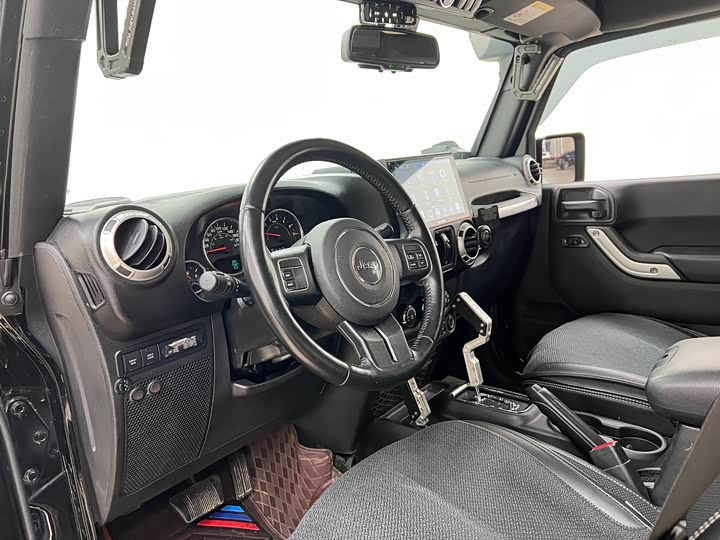 Jeep Wrangler — фото 14