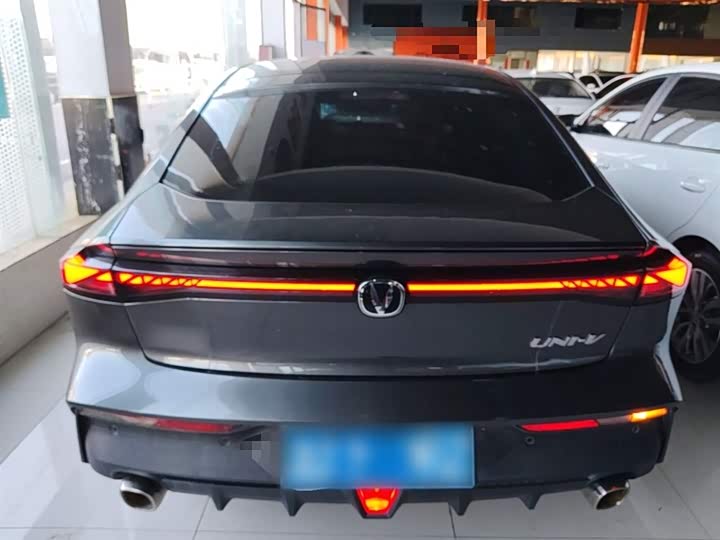 Changan UNI-V 2023 1.5 T Premium — фото 6