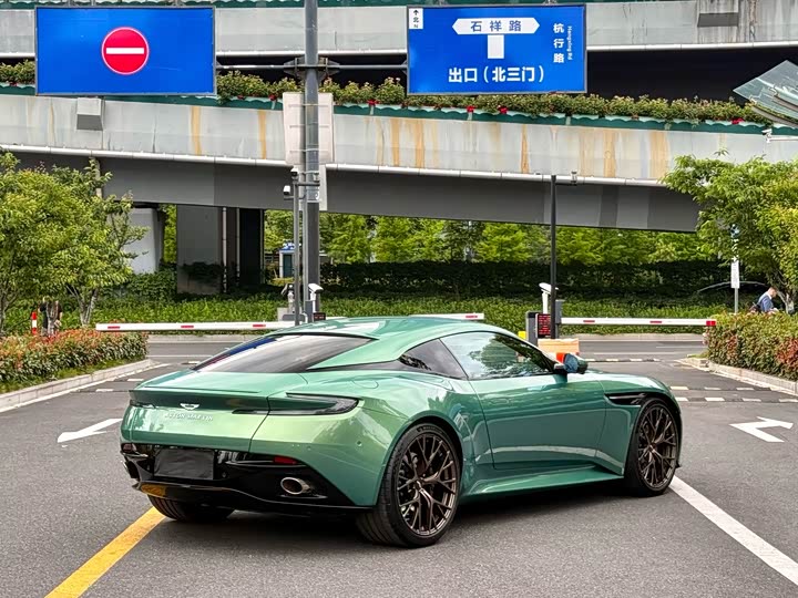 Aston Martin DB12 2023 4.0 T V 8 Coupe — фото 7