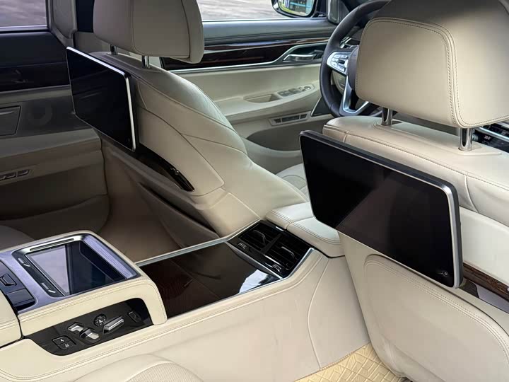 BMW 7 Series 750Li xDrive — фото 13