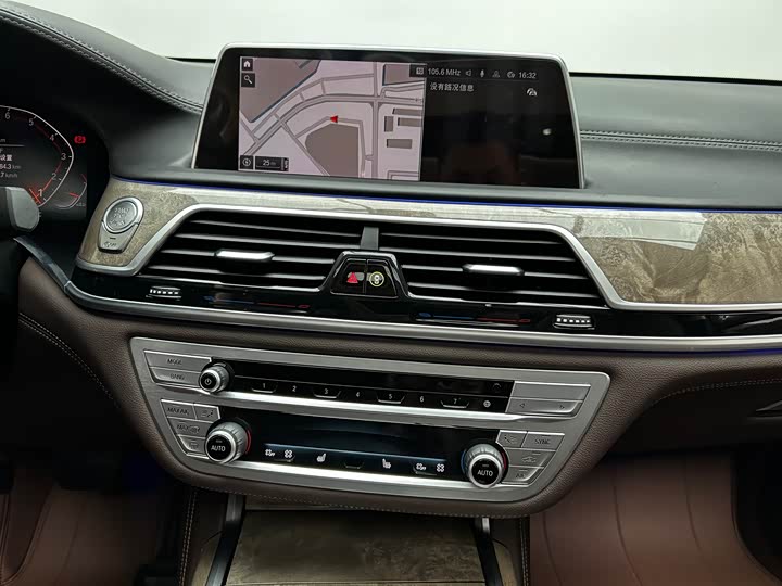 BMW 7-Series 2019 740 Li Leading — фото 16