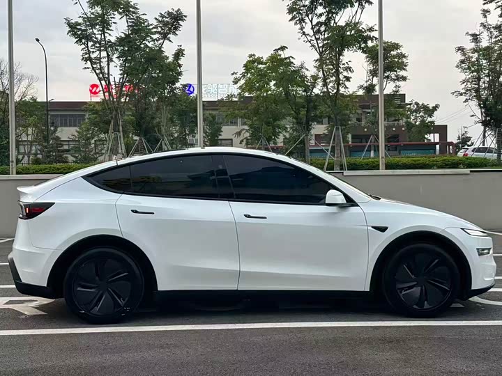 Tesla Model Y 2026 — фото 11