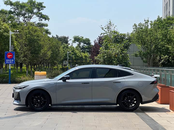 Changan UNI-V 2022 1.5 T Premium — фото 17