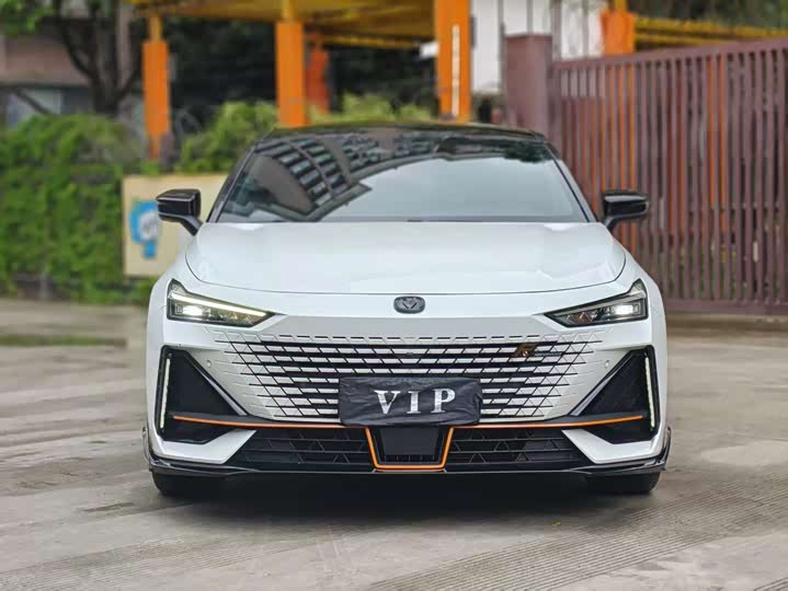 Changan UNI-V 2023 1.5 T — фото 2