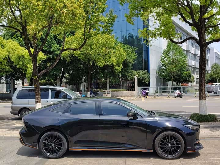 Changan UNI-V 2023 1.5 T Premium — фото 4