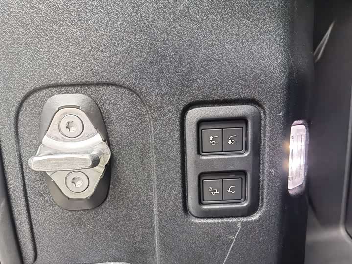Land Rover Defender — фото 16