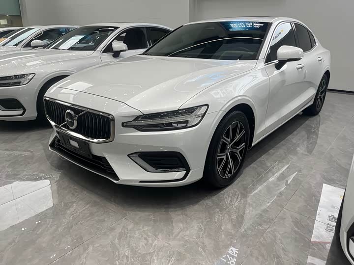 Volvo S60 2023 B 4 — фото 1