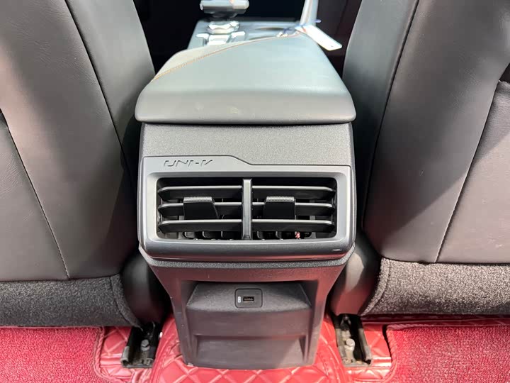 Changan UNI-V 2022 1.5 T Premium — фото 18