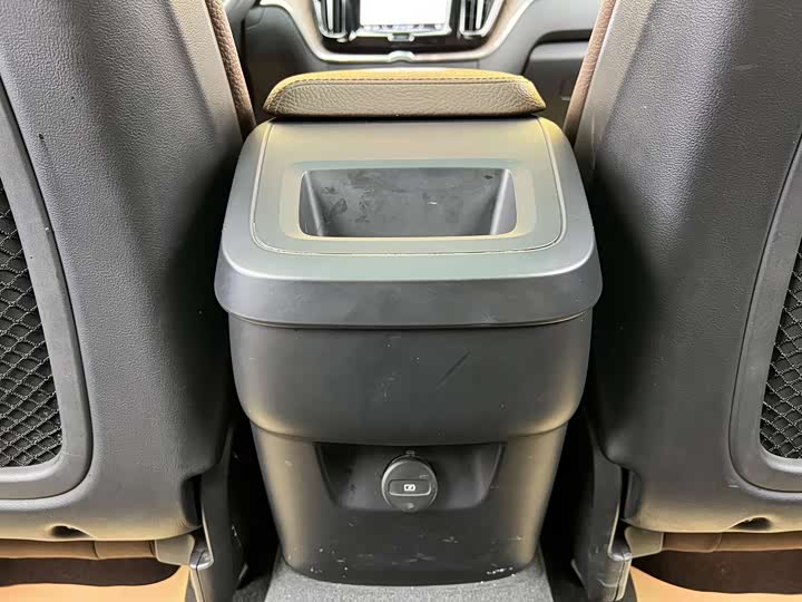 Volvo XC60 2022 B 5 4 WD — фото 26
