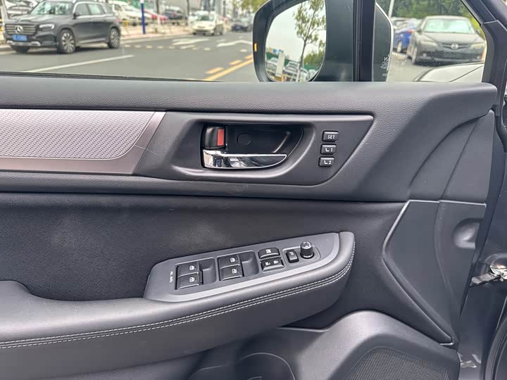 Subaru Legacy — фото 10